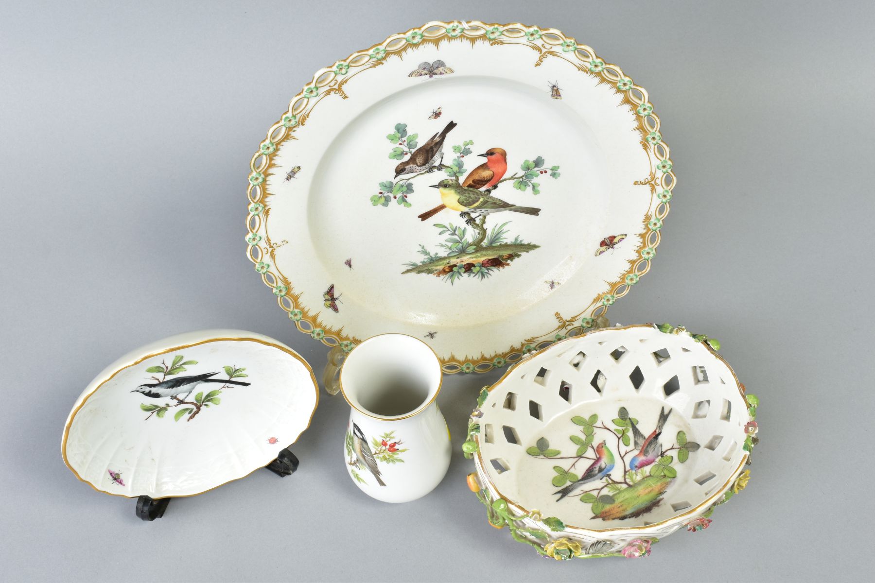 A 19TH CENTURY BERLIN PORCELAIN PLATE WITH RETICULATED RIM, painted with three birds, perched in a - Image 4 of 6