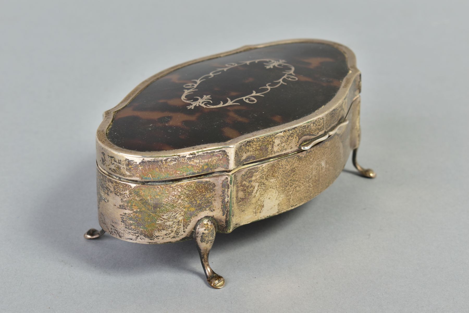 AN EARLY 20TH CENTURY SILVER AND TORTOISESHELL PIQUE WORK TRINKET BOX, of shaped oval form, - Image 2 of 5