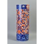 A LATE 19TH/EARLY 20TH CENTURY JAPANESE IMARI STICK STAND OF CYLINDRICAL FORM, with extensive