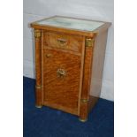 AN EARLY TO MID 20TH CENTURY EMPIRE STYLE MAPLE SINGLE DOOR BEDSIDE CABINET, mirrored top, single