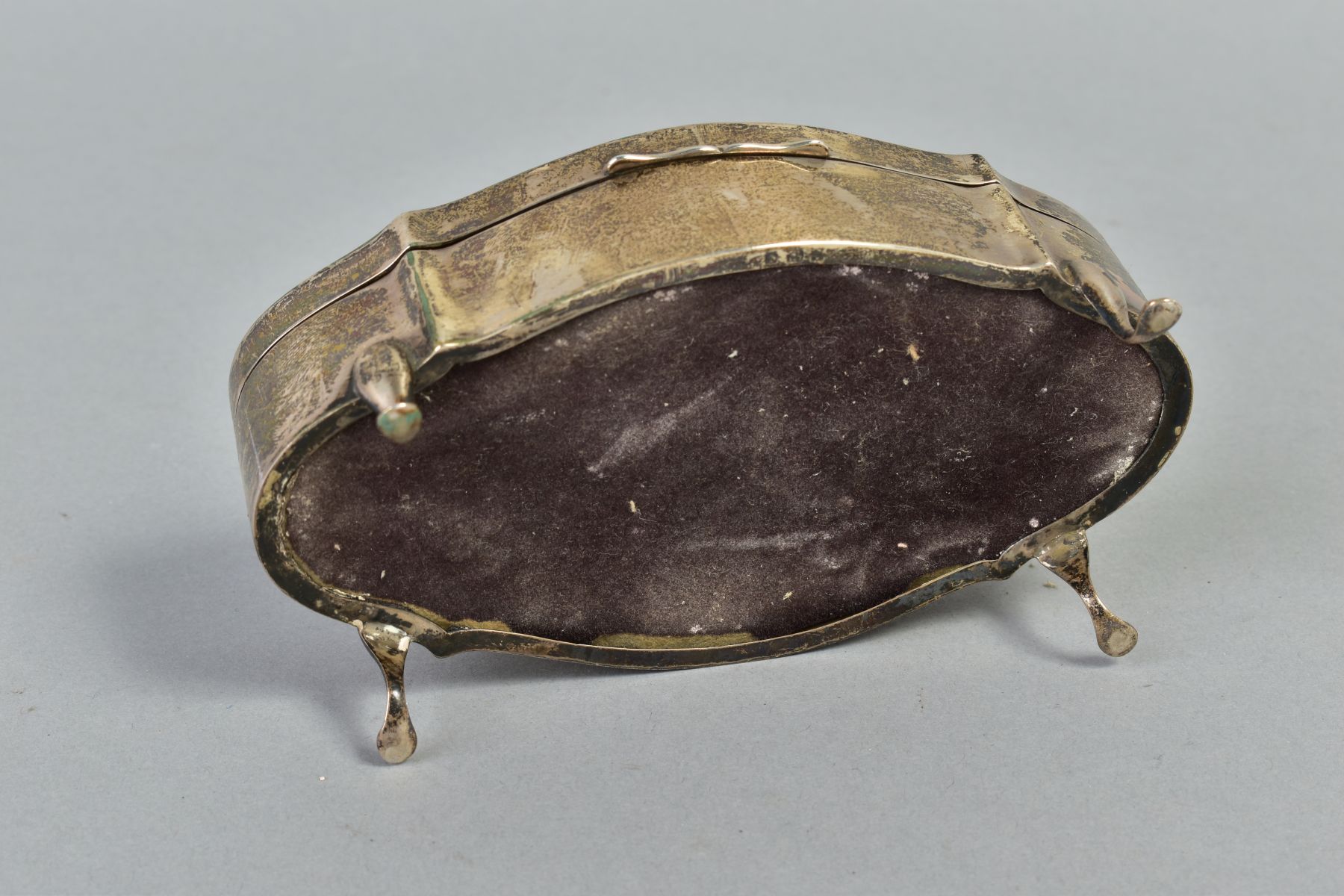 AN EARLY 20TH CENTURY SILVER AND TORTOISESHELL PIQUE WORK TRINKET BOX, of shaped oval form, - Image 5 of 5