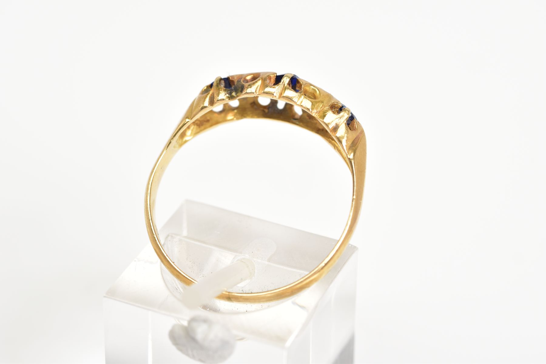 AN EARLY 20TH CENTURY BOAT RING, set with three graduated oval cut, assessed as synthetic - Image 3 of 3