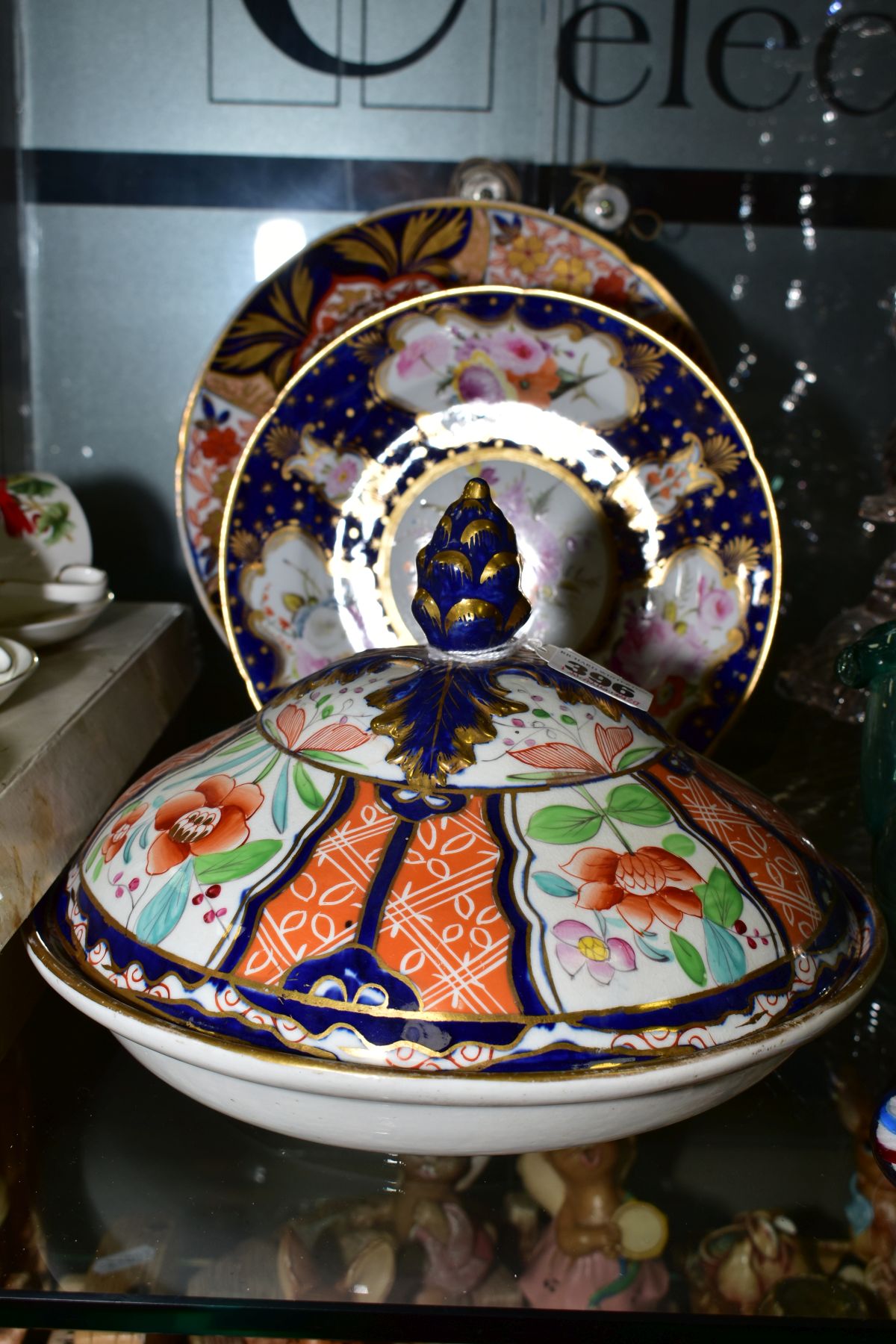 A VICTORIAN PORCELAIN TUREEN AND COVER IN THE DERBY STYLE IMARI PALETTE, having acorn finial to - Image 4 of 8