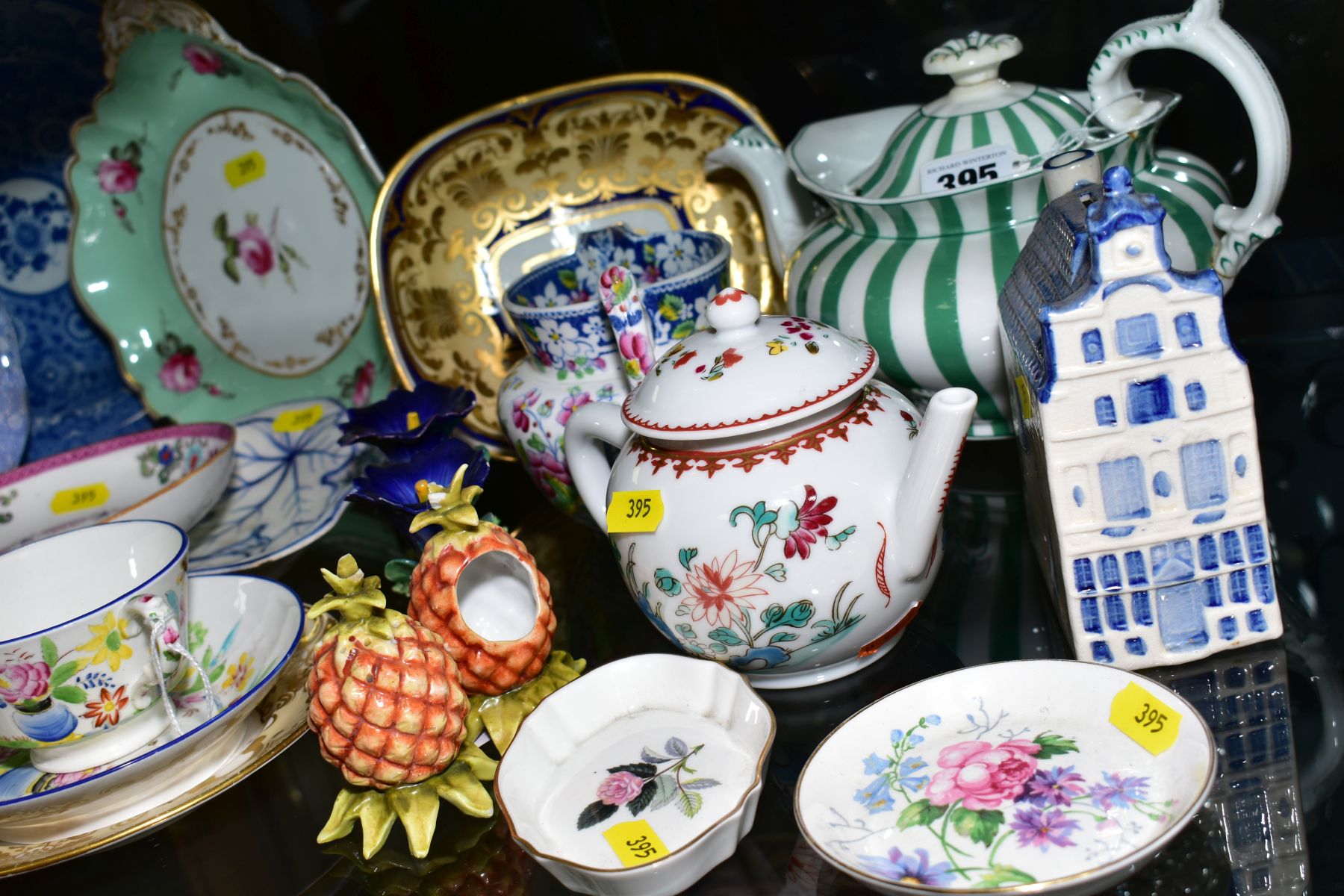 A GROUP OF MISCELLANEOUS VICTORIAN AND 20TH CENTURY CERAMICS, including two New Hall type cups and - Image 13 of 14