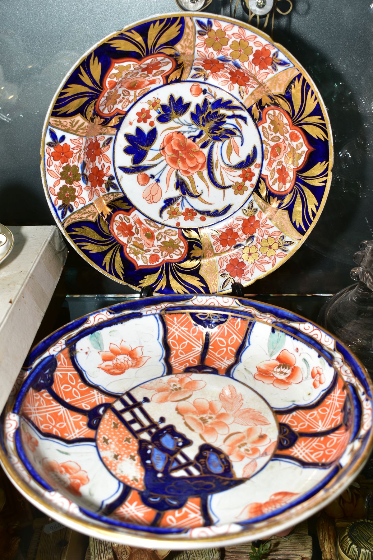 A VICTORIAN PORCELAIN TUREEN AND COVER IN THE DERBY STYLE IMARI PALETTE, having acorn finial to - Image 7 of 8