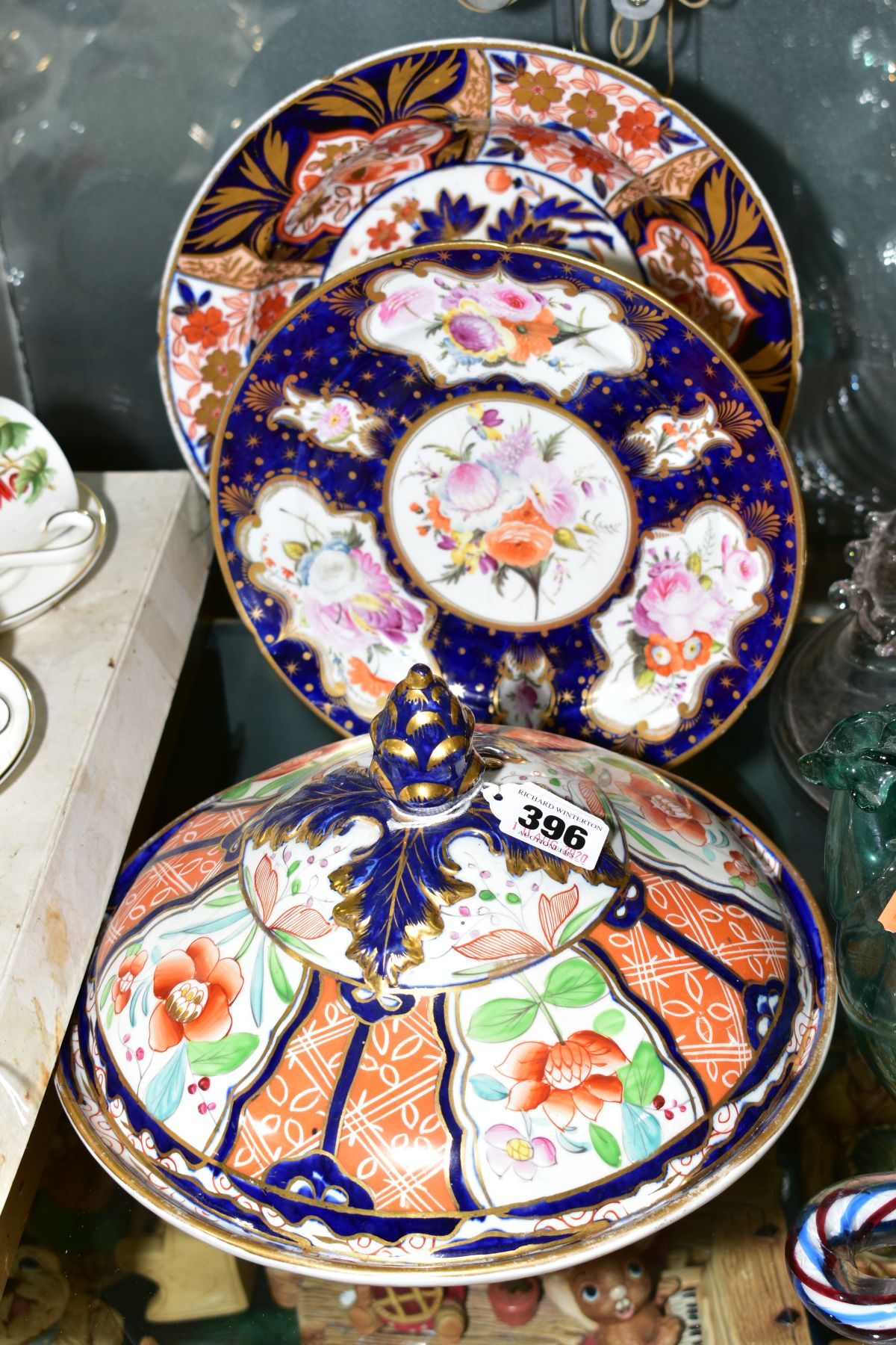 A VICTORIAN PORCELAIN TUREEN AND COVER IN THE DERBY STYLE IMARI PALETTE, having acorn finial to