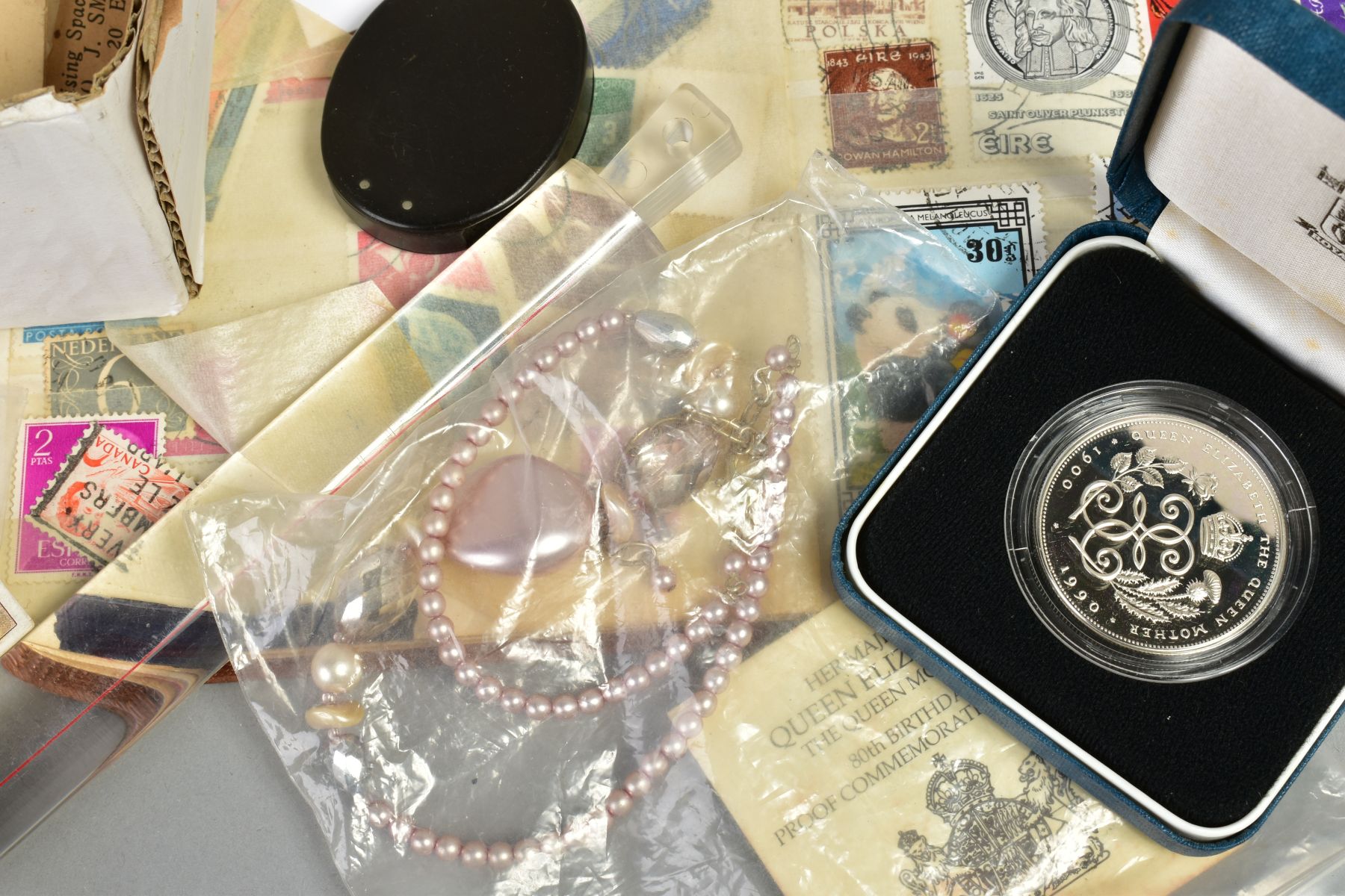 A SELECTION OF ITEMS, to include a modern silver stamp box with two stamps to the lid, opens to - Bild 3 aus 4