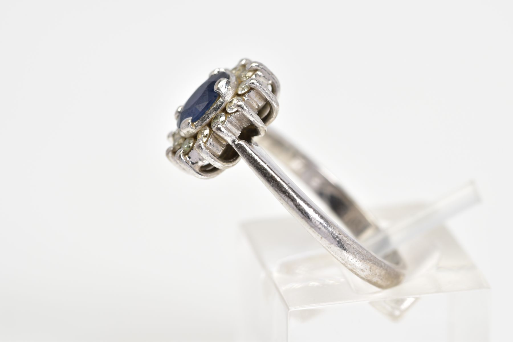 A SAPPHIRE AND DIAMOND OVAL CLUSTER RING, sapphire measuring approximately 6mm x 4mm, estimated - Image 2 of 3