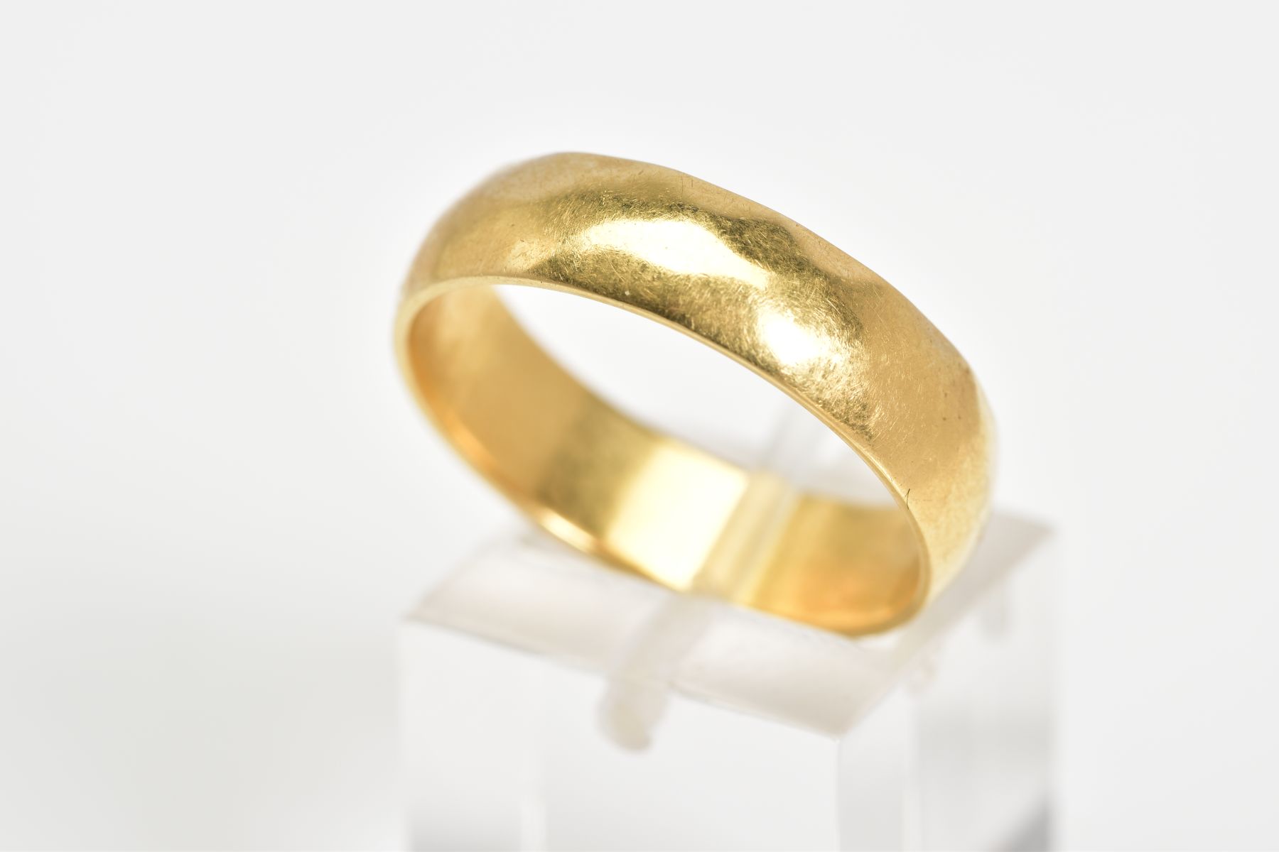 AN 18CT GOLD WEDDING BAND, the plain polished band with an 18ct hallmark for London, ring size U,