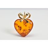 A MODERN 14CT GOLD AMBER HEART PENDANT, measuring approximately 23mm in diameter, fancy bow