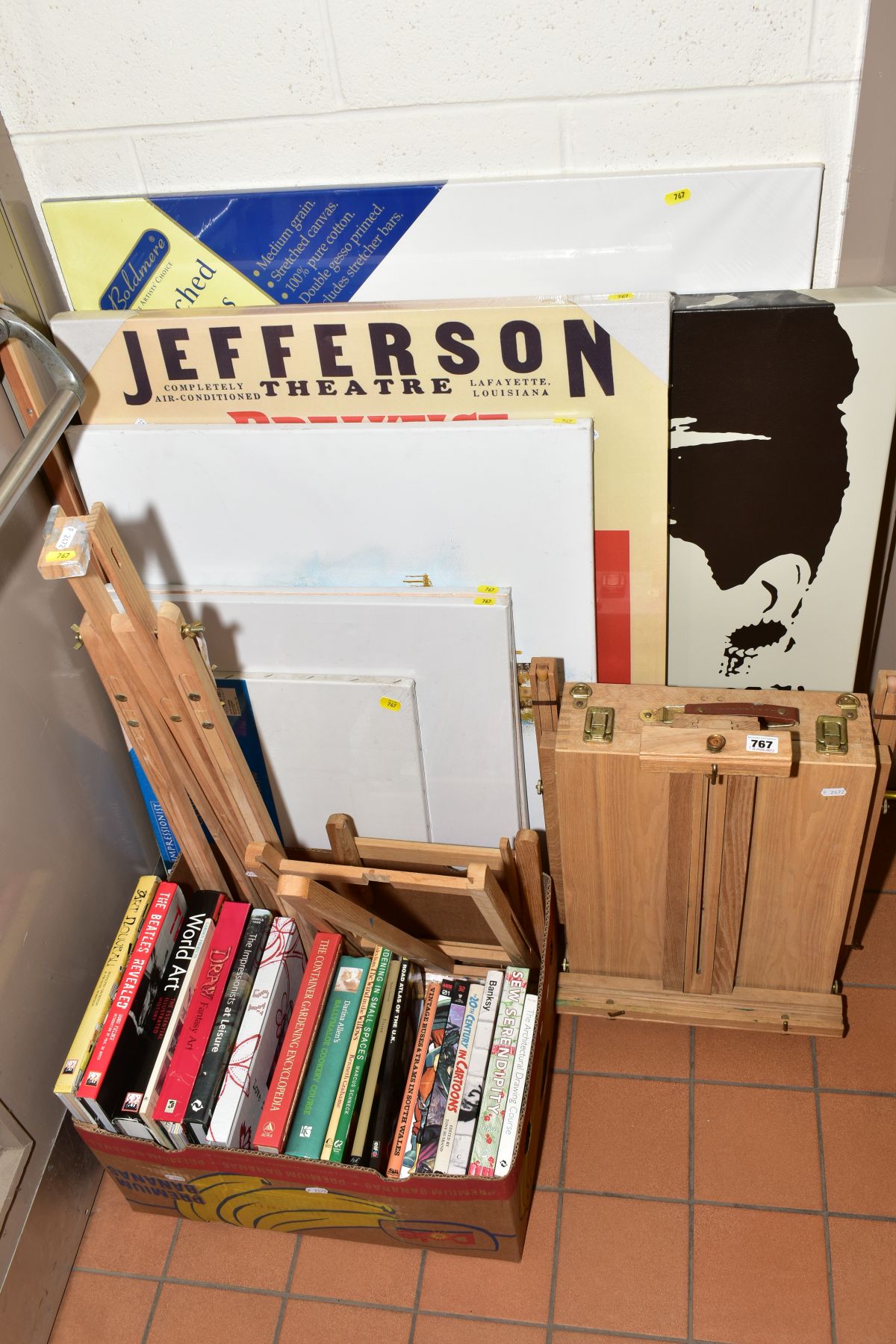 A BOX OF BOOKS, mostly art related and folding easels, together with a storage easel, three unused - Bild 2 aus 4