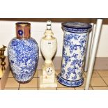 A LATE VICTORIAN BLUE AND WHITE VASE, A BLUE AND WHITE JARDINIERE STAND AND A TABLE LAMP, the vase