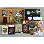 A SELECTION OF ITEMS, to include a circular Wedgwood brooch, stamped silver, a 1940 J Hudson & Co,