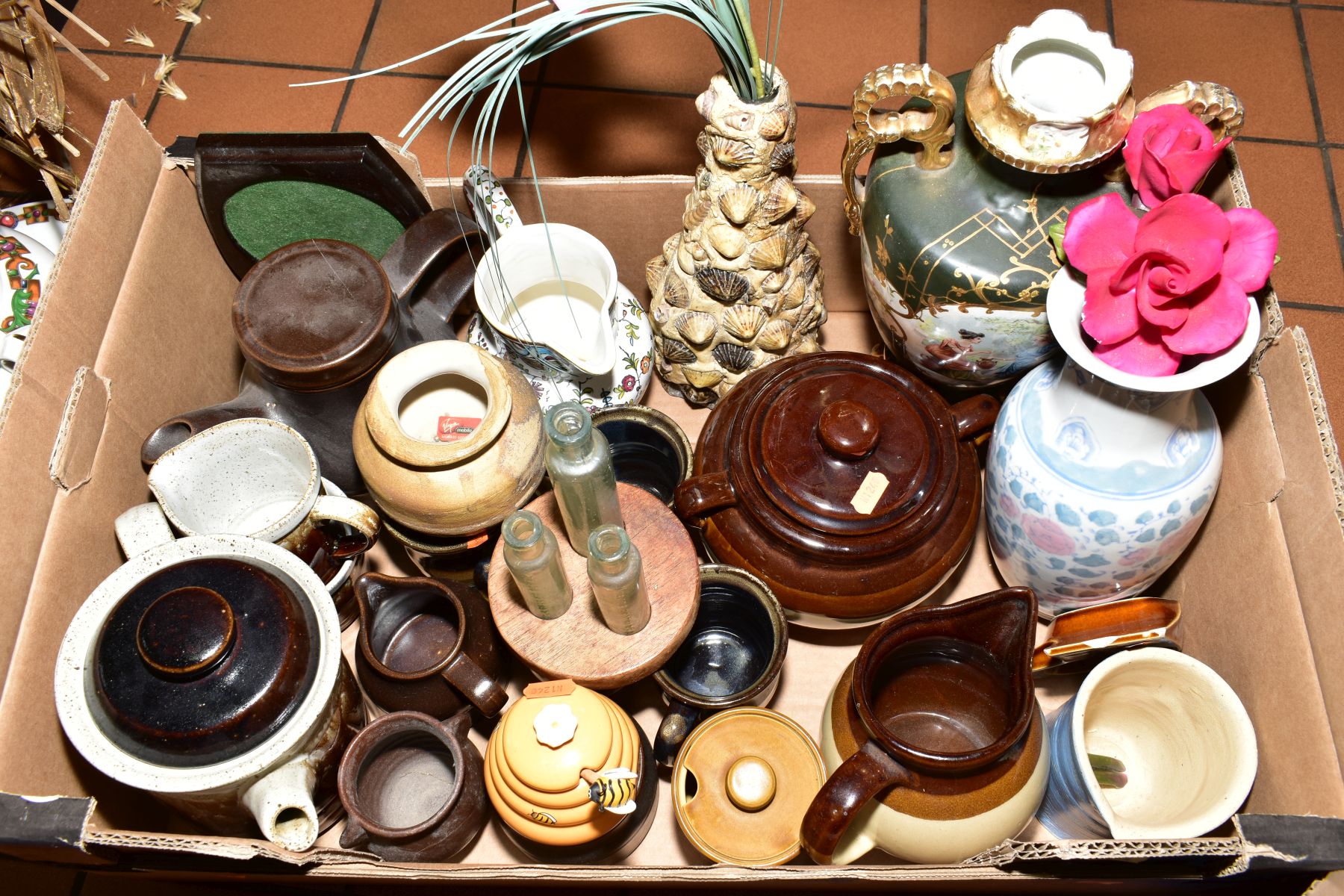 THREE BOXES AND LOOSE CERAMICS AND GLASS, to include a Wedgwood blue and white comport, - Image 10 of 10