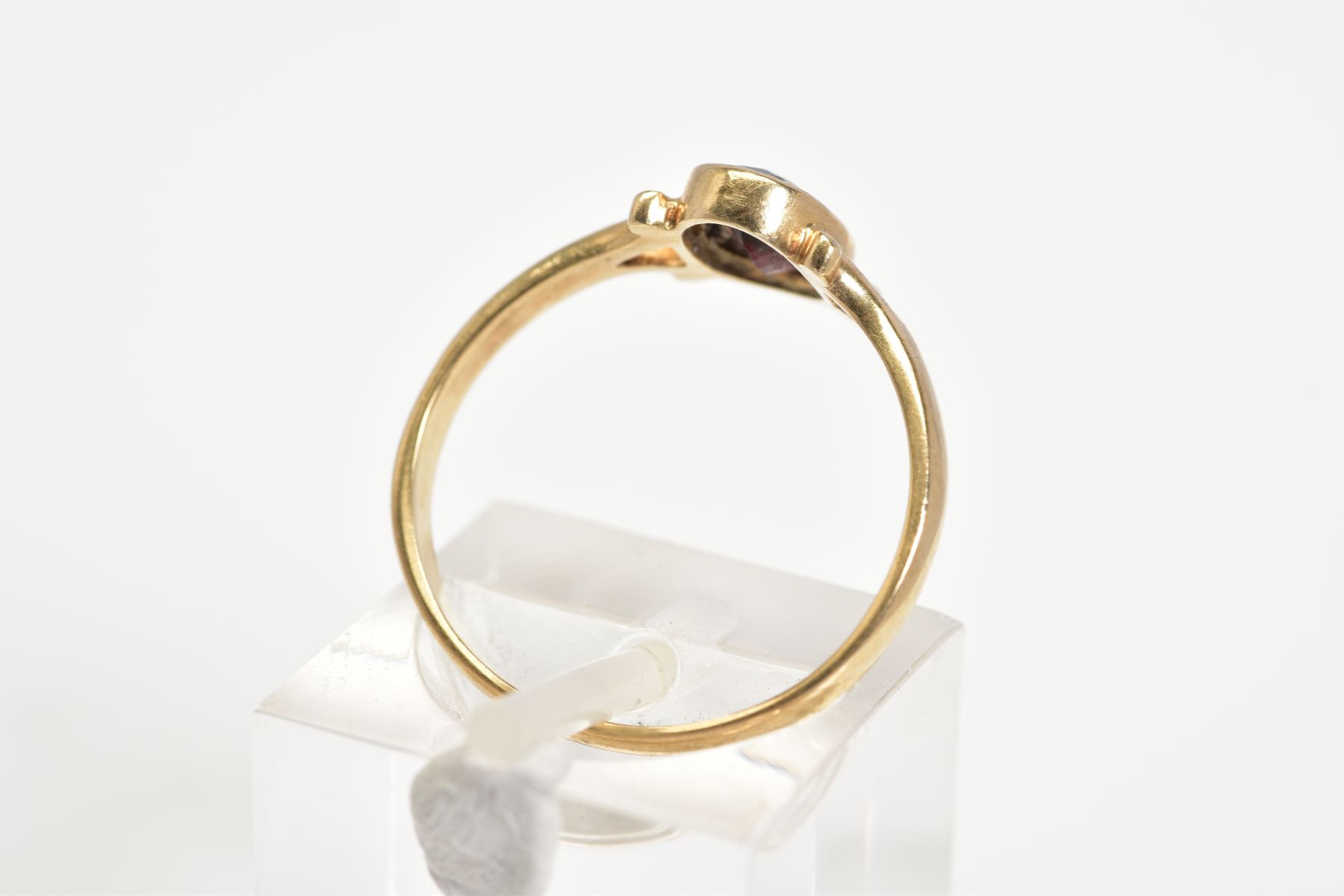 A 9CT GOLD GARNET RING, set with a central oval cut garnet to the bifurcated shoulders and plain - Image 3 of 3