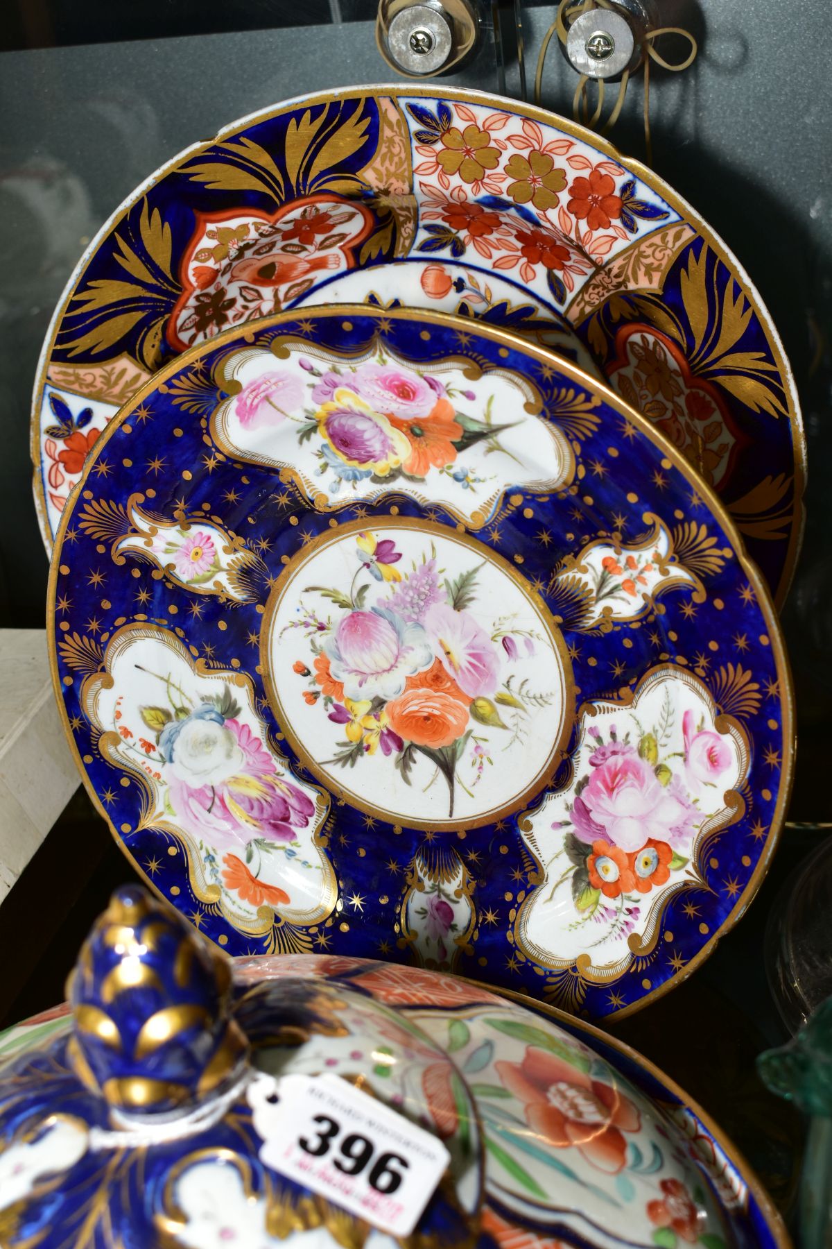 A VICTORIAN PORCELAIN TUREEN AND COVER IN THE DERBY STYLE IMARI PALETTE, having acorn finial to - Image 5 of 8