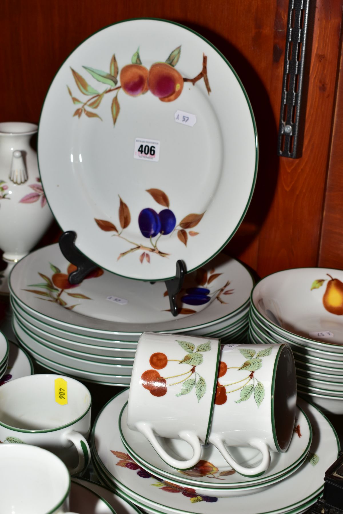 ROYAL WORCESTER 'EVESHAM VALE' DINNER AND TEA WARES, comprising eight dinner plates, eight 18cm (6 - Image 6 of 6