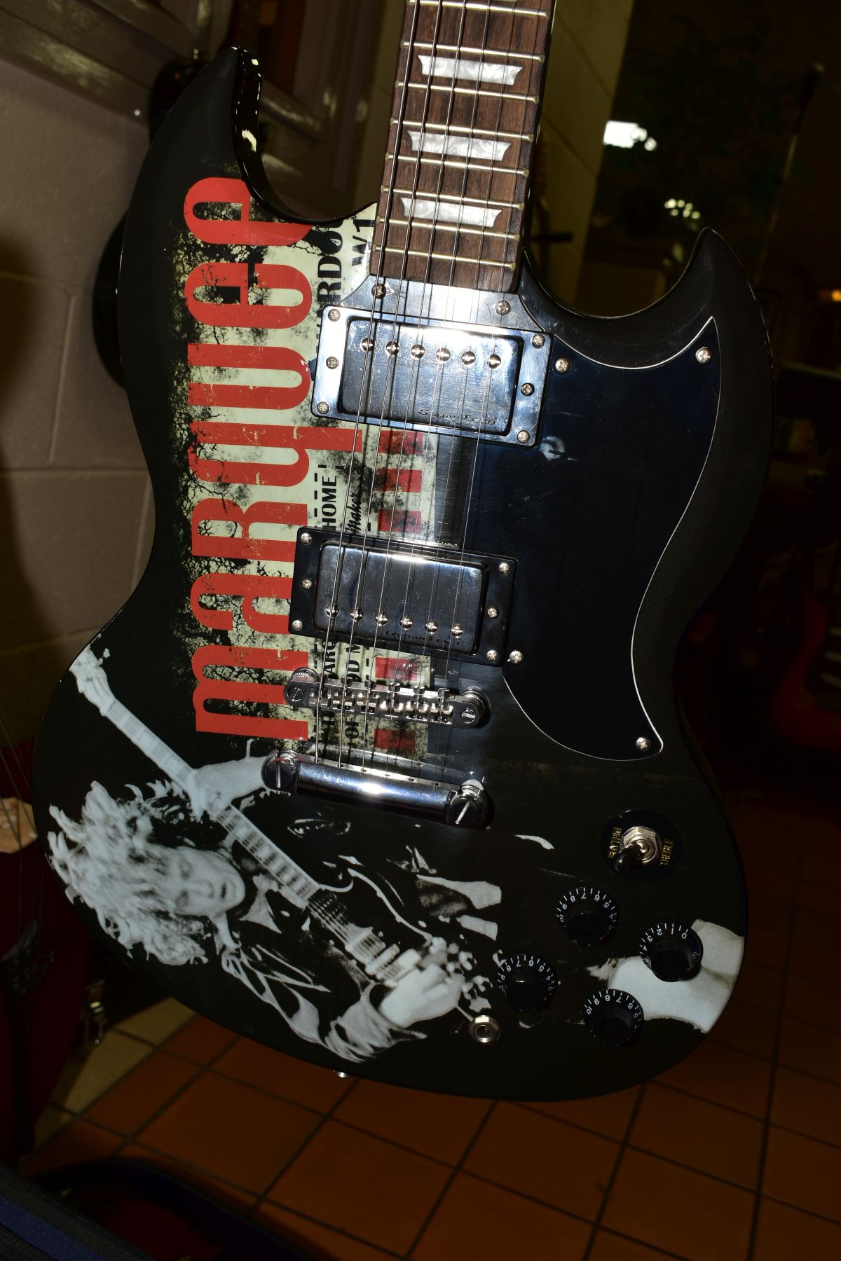 A MARQUEE CLUB 'SG' TYPE GUITAR in black with Marquee graphics to top - Bild 5 aus 6