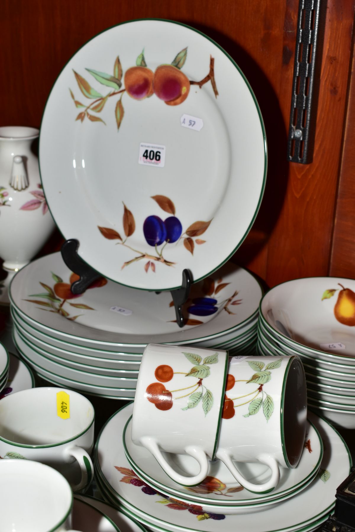 ROYAL WORCESTER 'EVESHAM VALE' DINNER AND TEA WARES, comprising eight dinner plates, eight 18cm (6 - Image 5 of 6