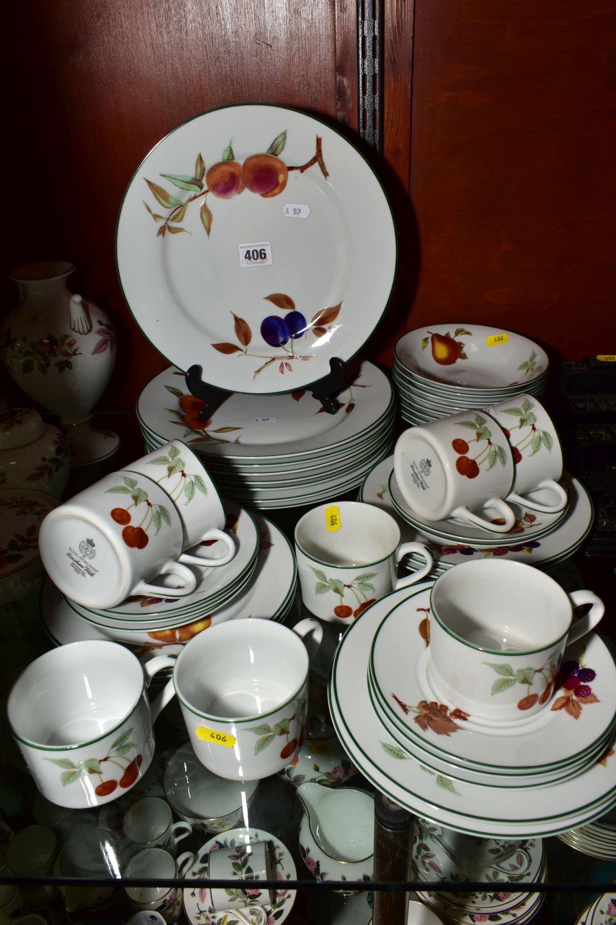 ROYAL WORCESTER 'EVESHAM VALE' DINNER AND TEA WARES, comprising eight dinner plates, eight 18cm (6 - Image 2 of 6