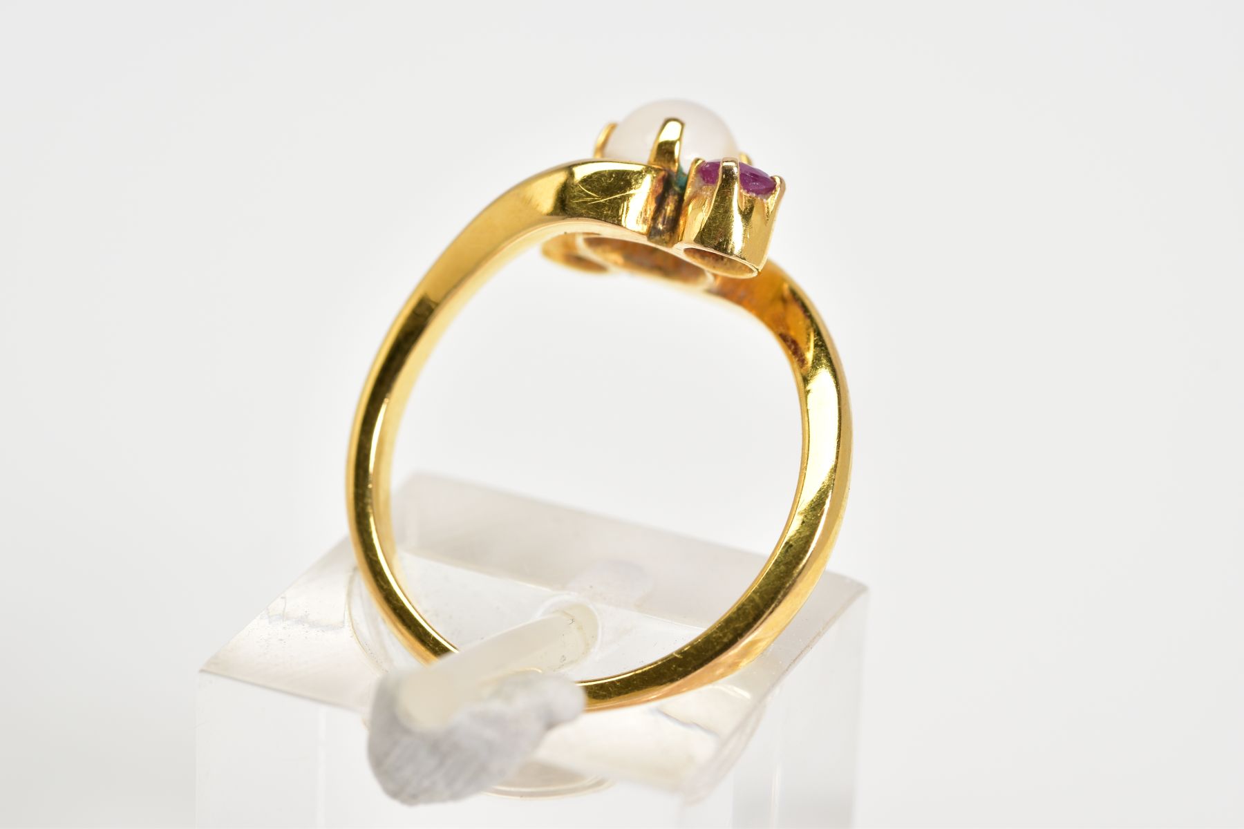 A MODERN RUBY AND MOONSTONE THREE STONE CROSS OVER DRESS RING, ring size J, approximate gross weight - Image 3 of 3