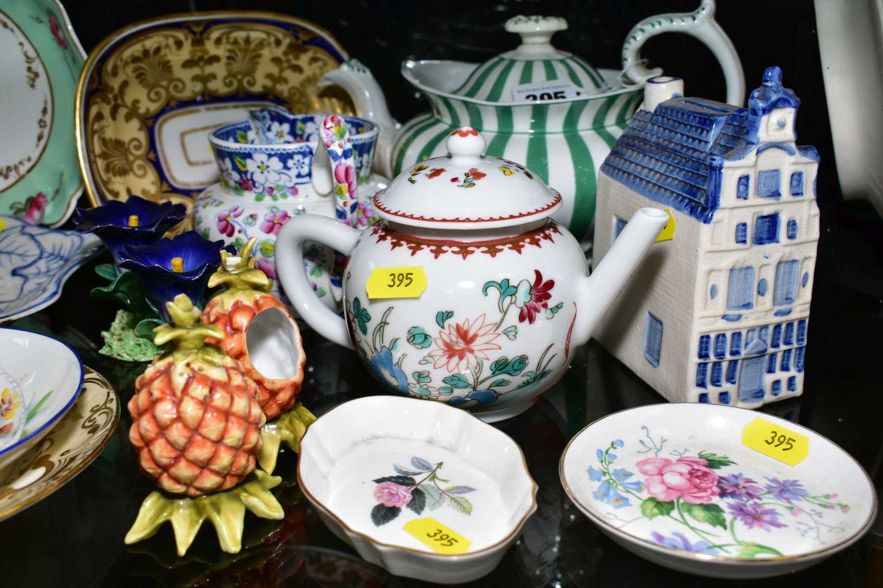A GROUP OF MISCELLANEOUS VICTORIAN AND 20TH CENTURY CERAMICS, including two New Hall type cups and - Image 5 of 14
