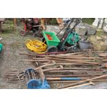 A LARGE QUANTITY OF VINTAGE AND MODERN GARDEN AND FARMING HANDTOOLS, including hay forks, post