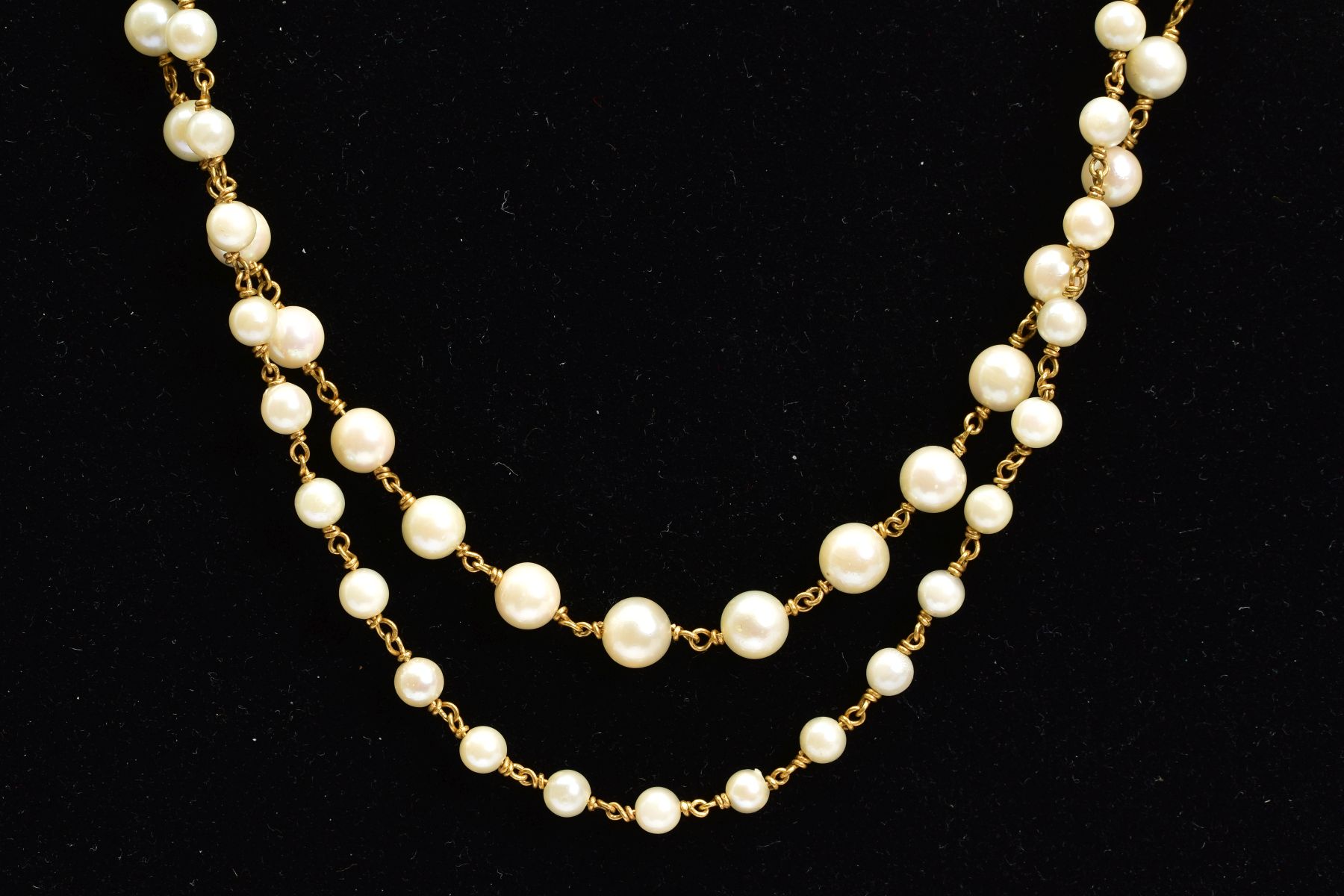 A GRADUATED CULTURED PEARL NECKLACE, each pearl threaded to a wire link, no clasp, necklace - Image 3 of 3