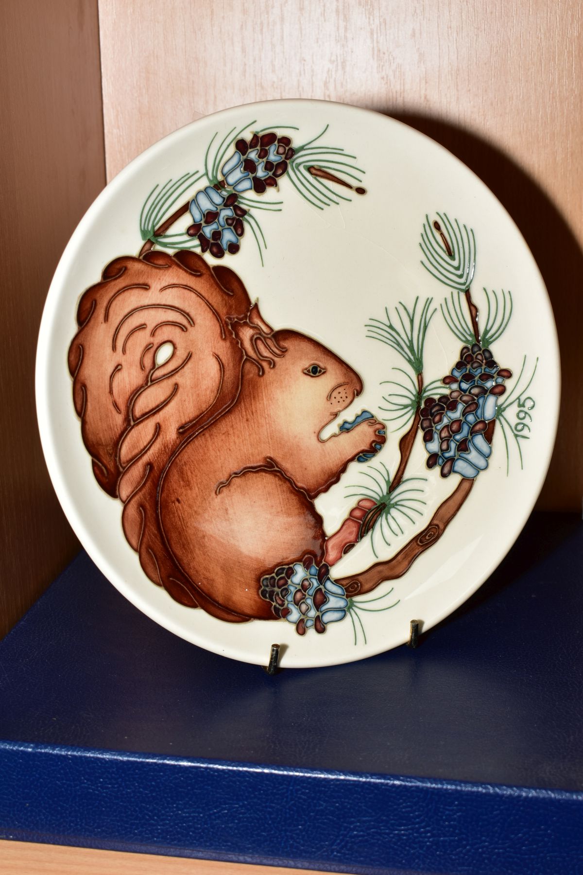 A BOXED MOORCROFT POTTERY LIMITED EDITION 494/500 1995 YEAR PLATE, squirrel pattern, approximate