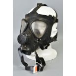 A BLACK COLOURED RUBBER MILITARY STYLE GAS MASK, BY DRAGER, GERMANY, R51176, the screw in filter