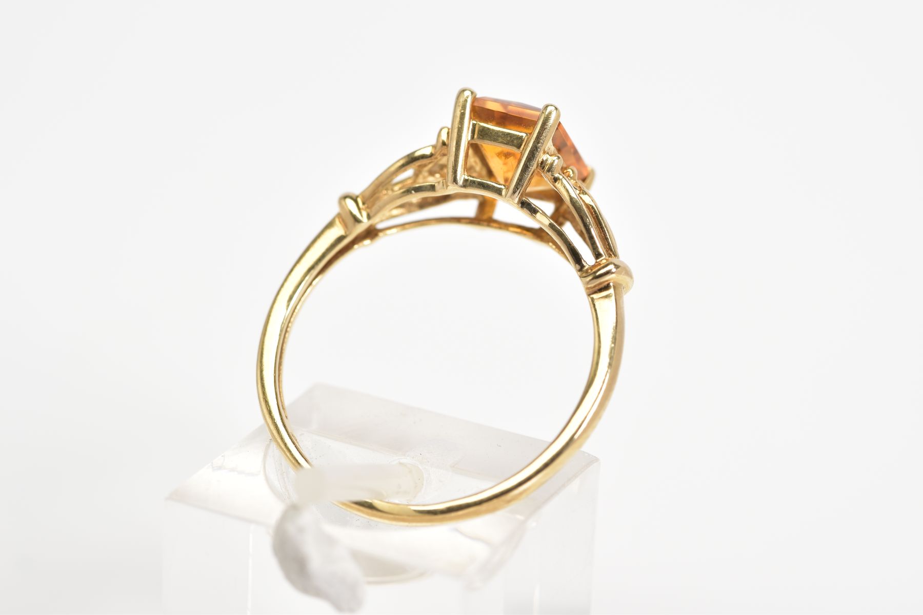 A 9CT GOLD CITRINE RING, designed with a central rectangular cut citrine, within a four claw - Image 3 of 3