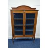 AN EDWARDIAN MAHOGANY DOUBLE DOOR DISPLAY CABINET, with a raised back, four fixed shelves on