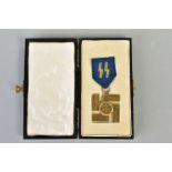 A GERMAN 3RD REIGH TWENTY FIVE YEAR S.S. LONG SERVICE MEDAL, BOXED, the medal features the