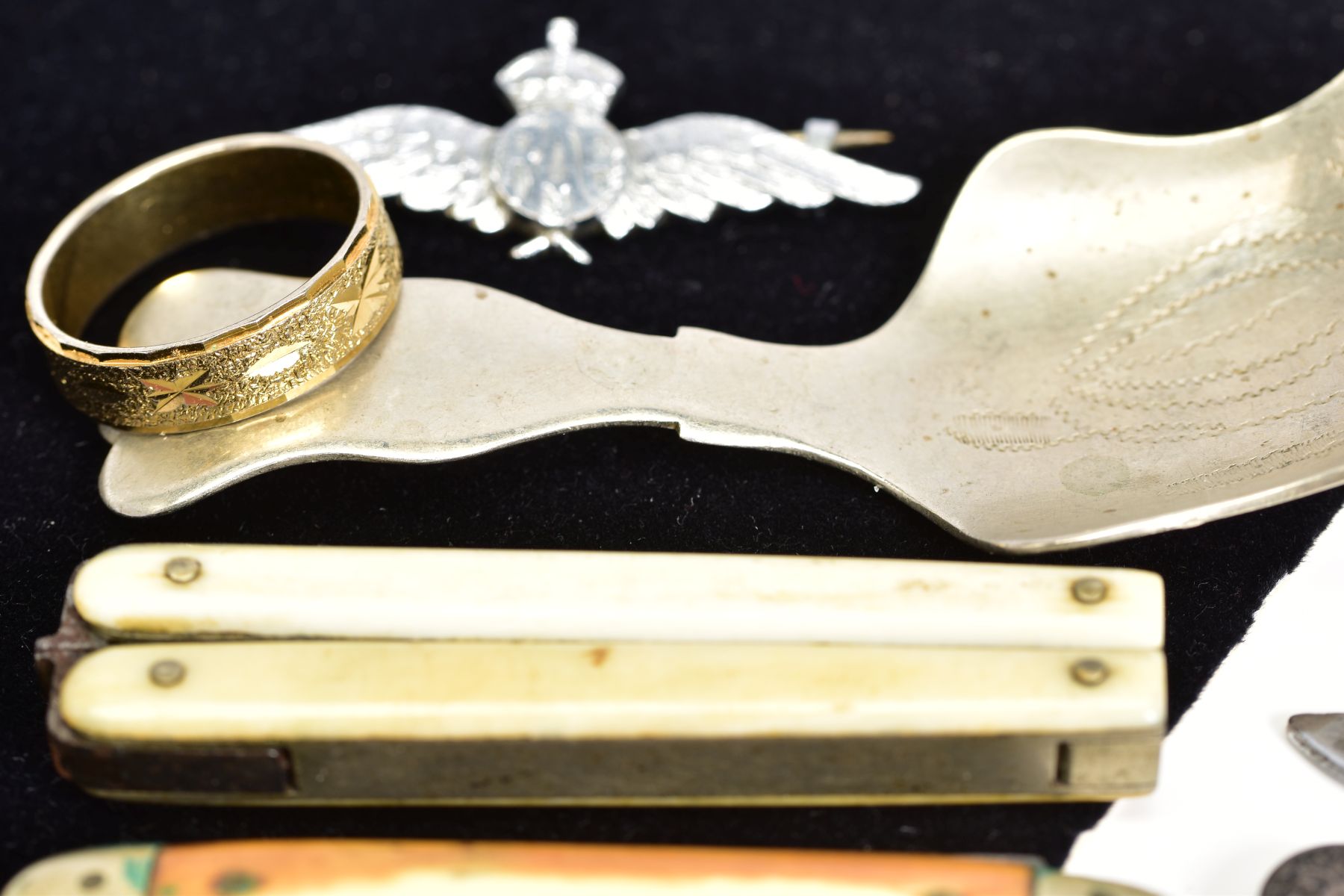 A SELECTION OF ITEMS, to include ten bar brooches, three fruit knives, a white metal spoon, a pair - Image 4 of 5