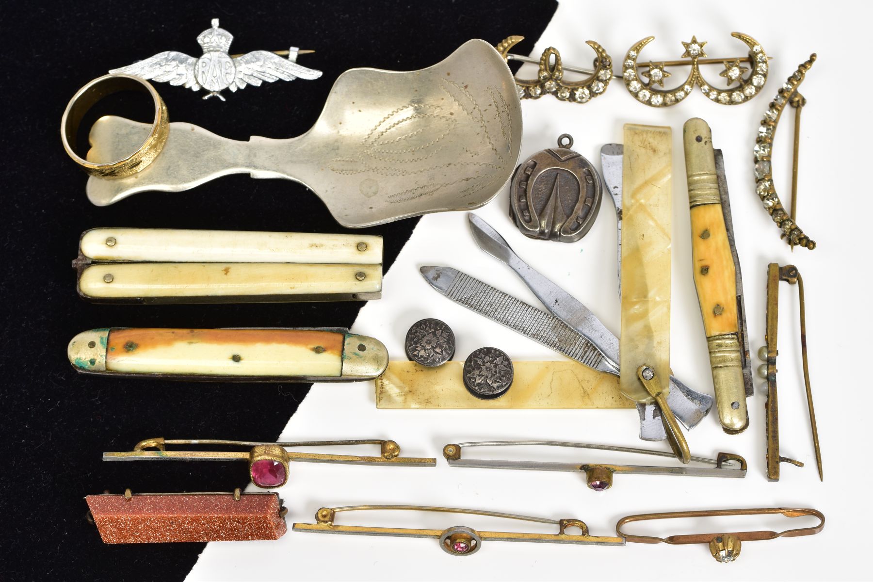 A SELECTION OF ITEMS, to include ten bar brooches, three fruit knives, a white metal spoon, a pair