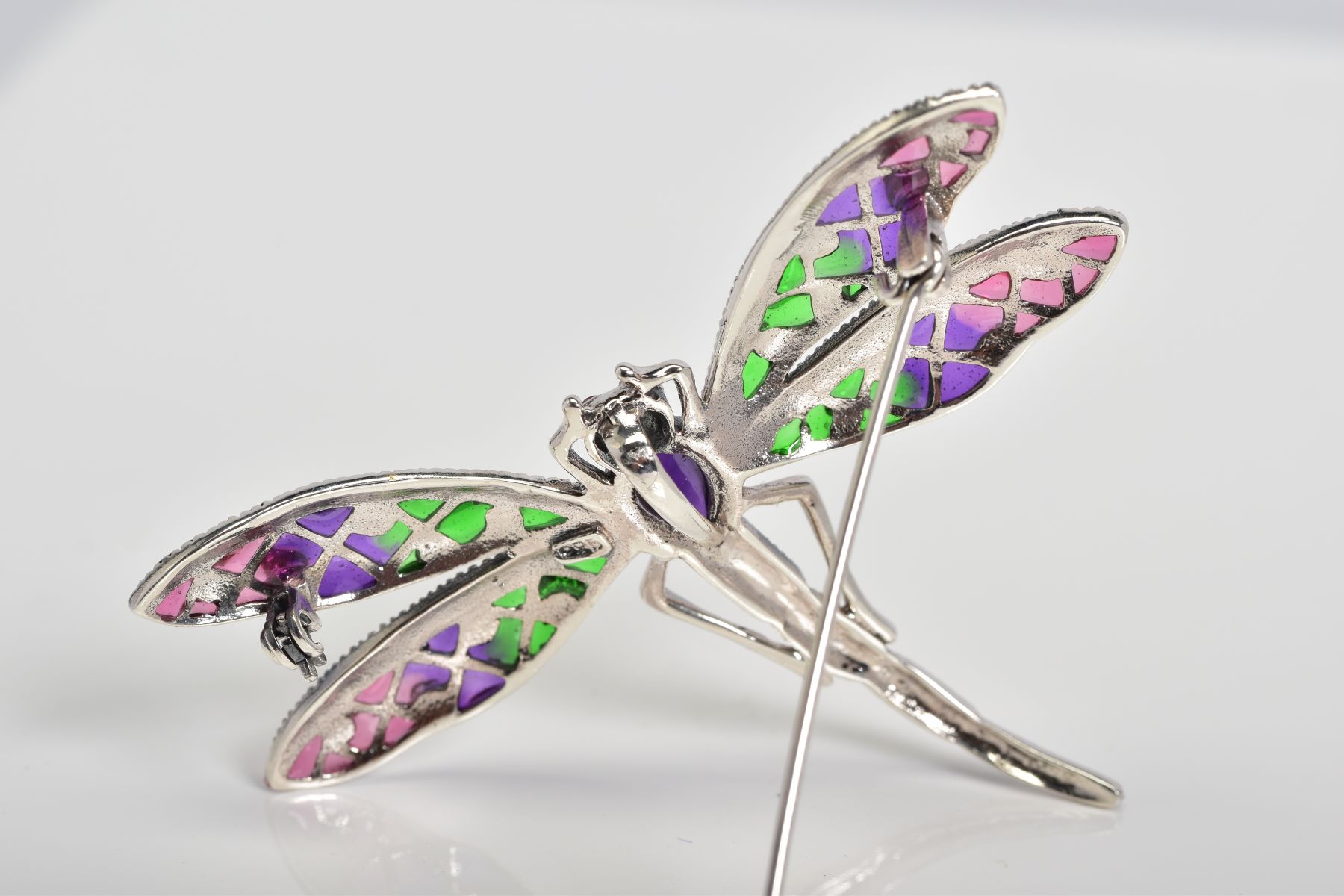 A PLIQUE A JOUR BROOCH, in the form of a dragonfly with pink, purple and green enamel wings, an - Image 2 of 2