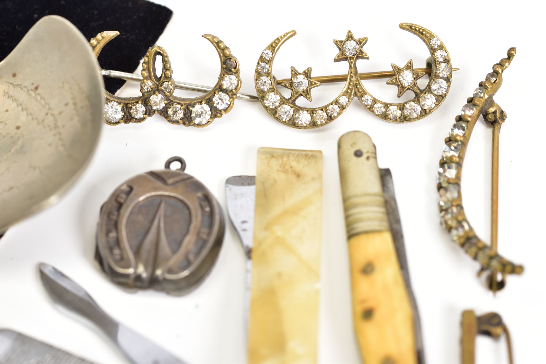 A SELECTION OF ITEMS, to include ten bar brooches, three fruit knives, a white metal spoon, a pair - Image 5 of 5