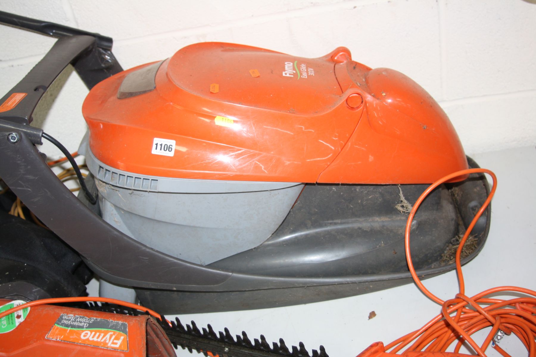 A FLYMO EASYGLIDE 300V LAWN MOWER (untested no cable), a Flymo Garden vac 2700WT turbo garden vac ( - Image 4 of 4