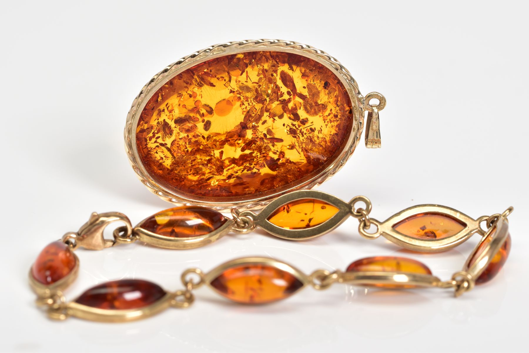 A 9CT GOLD AMBER BRACELET AND PENDANT, the bracelet designed with eight lozenge shape amber links, - Image 3 of 4