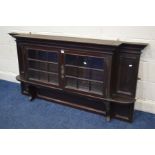 AN EDWARDIAN MAHOGANY HANGING BOOKCASE, with an overhanging cornice, flanked with corner shelves