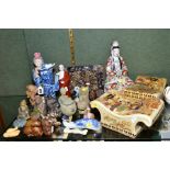 A COLLECTION OF ORIENTAL DECORATIVE ITEMS to include a moss agate erotic carving, hardstone