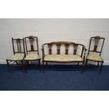 AN EDWARDIAN MAHOGANY AND STRUNG THREE PIECE PARLOUR SUITE, with a pierced splat back, comprising an
