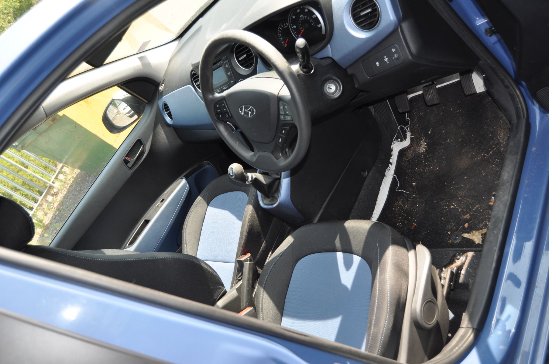 A 2015 HYUNDIA i10 SE FIVE DOOR CAR, in morning blue, Registration DX15 0XF, 998c petrol engine, 5 - Image 6 of 7