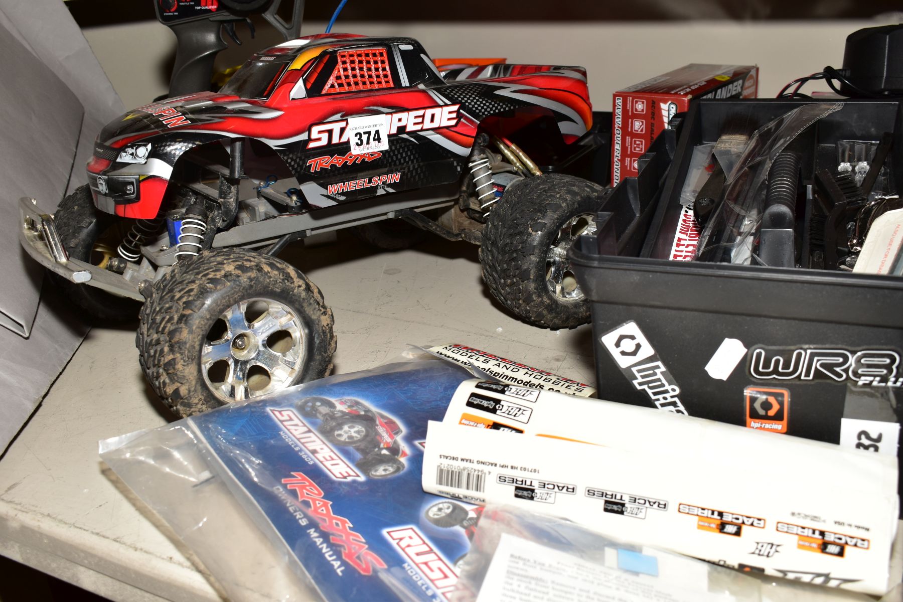 A REMOTE CONTROL TRAXXAS STAMPEDE WHEELSPIN TRUCK AND A QUANTITY OF ACCESSORIES, SPARE PARTS AND