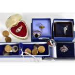 A SELECTION OF JEWELLERY, to include a gentlemen's onyx signet ring, with a 9ct hallmark for
