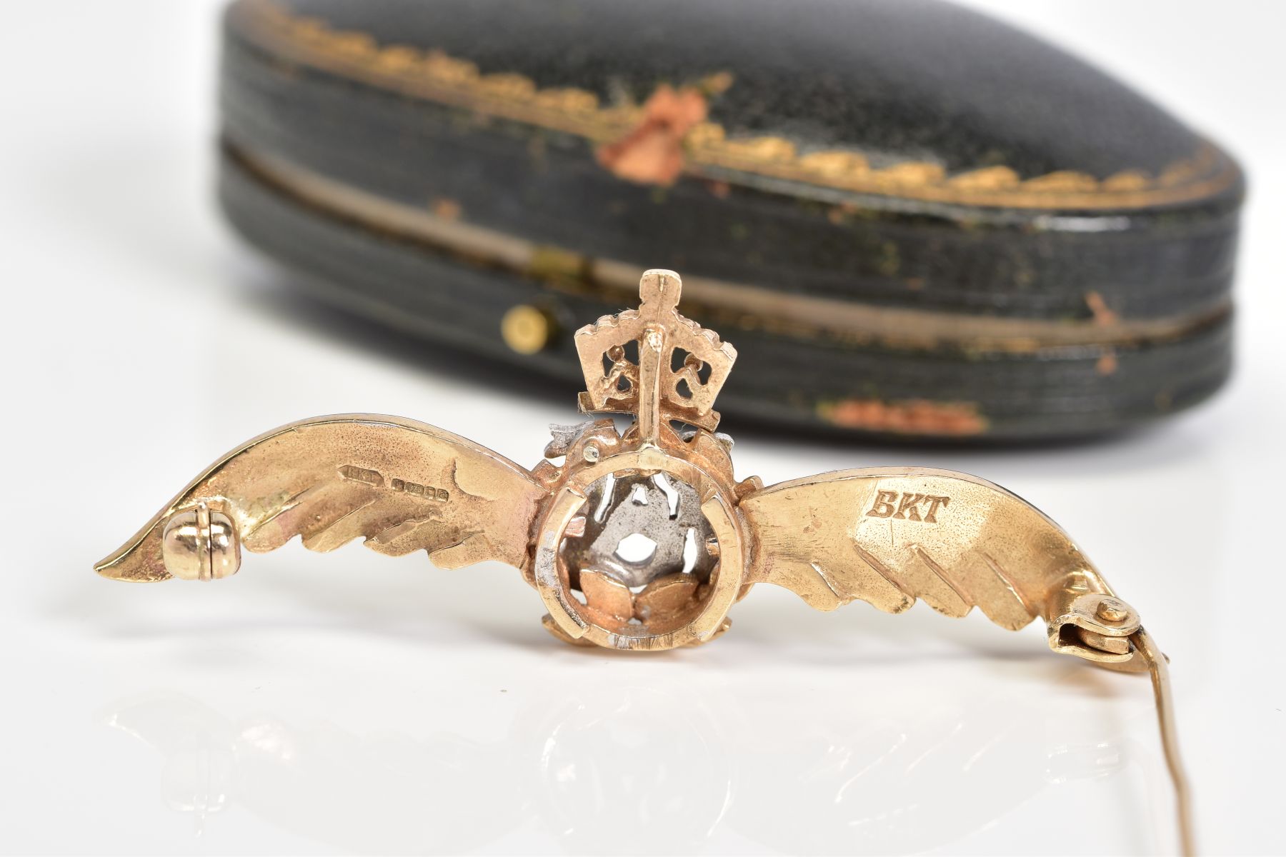 A 1956 9CT GOLD RAF BROOCH, with a 9ct hallmark for London 1956, length 54mm, approximate weight 6.3 - Image 3 of 3