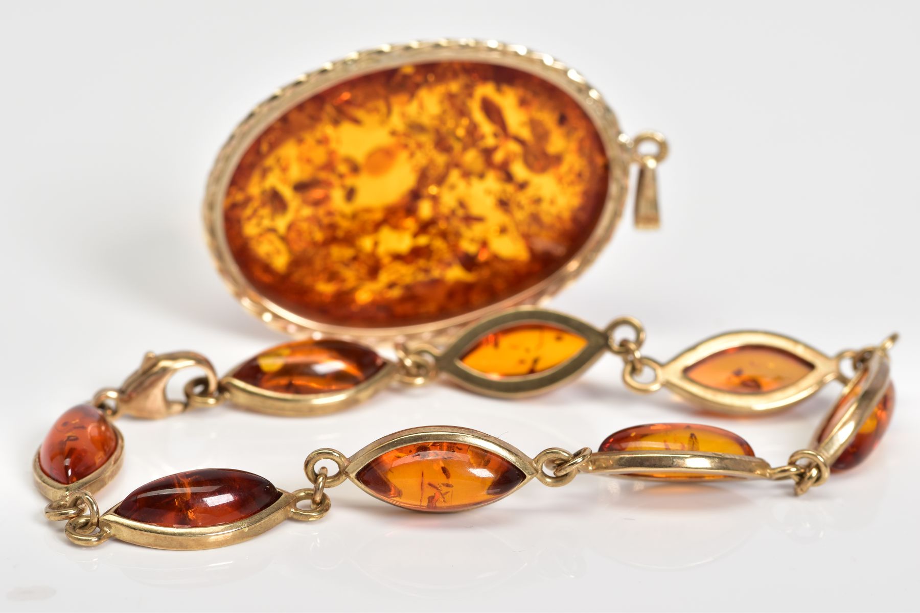 A 9CT GOLD AMBER BRACELET AND PENDANT, the bracelet designed with eight lozenge shape amber links, - Image 2 of 4