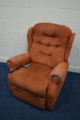 AN ORANGE UPHOLSTERED ELECTRIC RISE AND RECLINE ARMCHAIR (sd to arms, PAT pass and working)