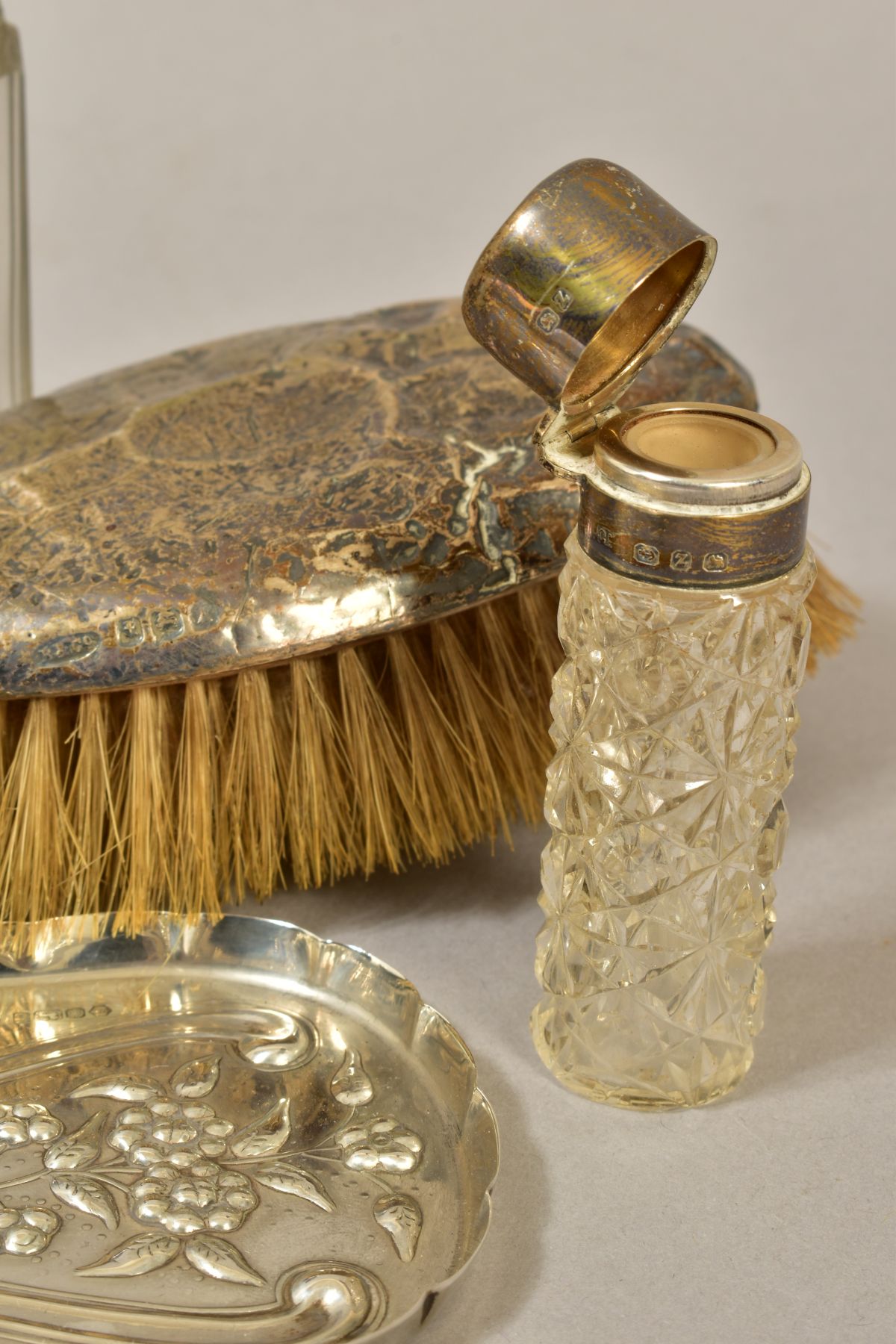 A GROUP OF SILVER DRESSING TABLE ITEMS, including an Elizabeth II Carrs of Sheffield Edwardian style - Image 4 of 6