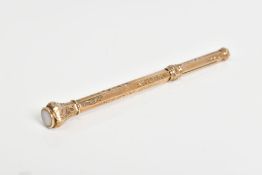 A YELLOW METAL RETRACTABLE PENCIL, the pencil body featuring an engraved floral design, with the